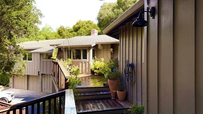 Building Photo - Available Now – Beautiful Carmel Valley Home in Carmel School District