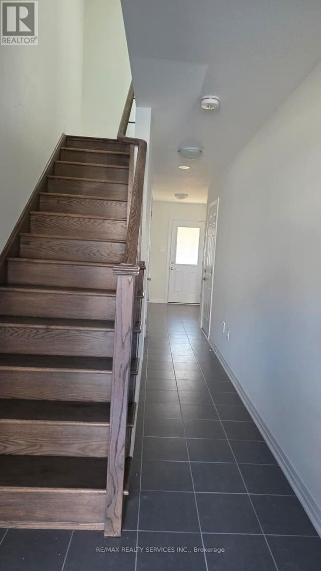 Building Photo - 18 Hine Rd