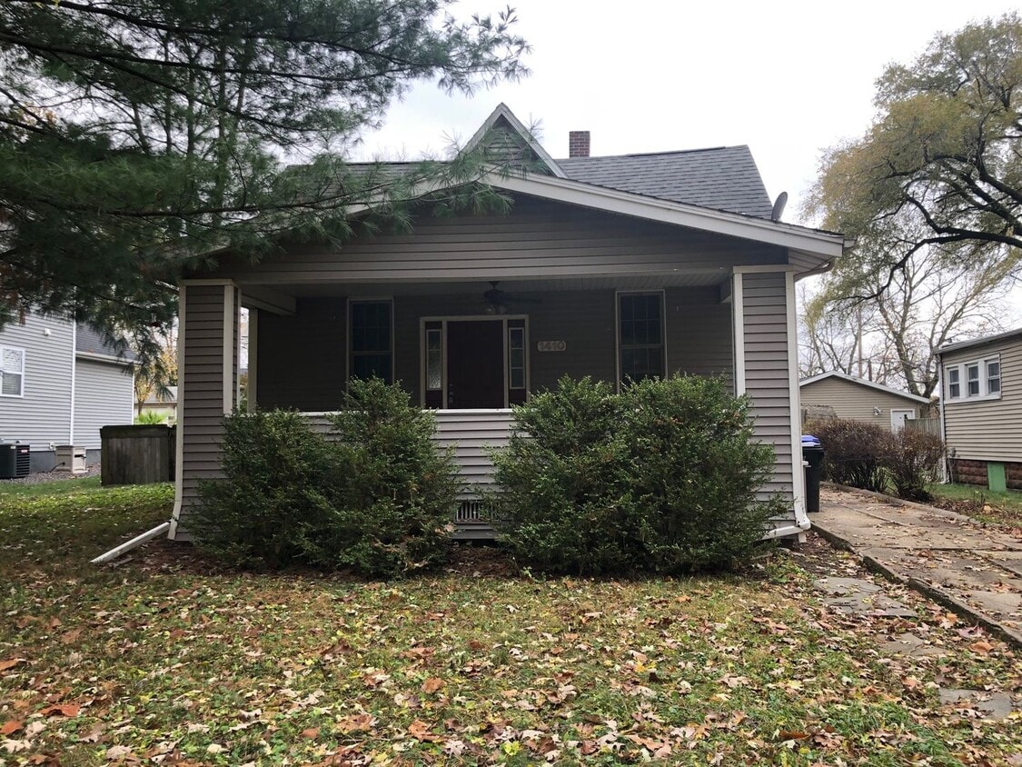 Primary Photo - Great 2BR house on Fell Avenue, near IWU