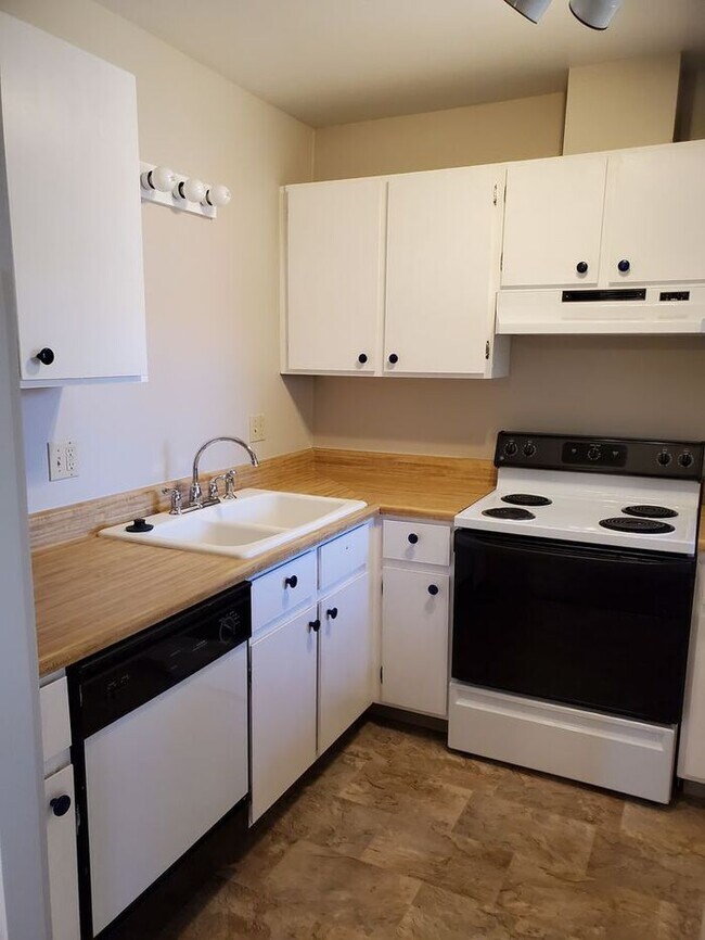 Foto del edificio - Second level, end unit 2 bed, 1 bath condo...