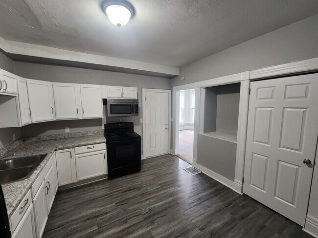 Foto del edificio - Large 4 bedroom house