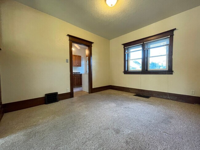 Building Photo - 3 bed, 1 bath townhouse for rent in Waterloo