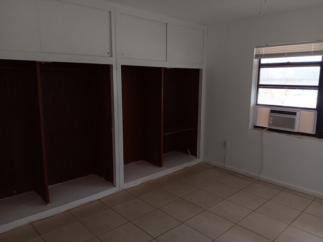 Bedroom 1 - 305 S Ocean Dr