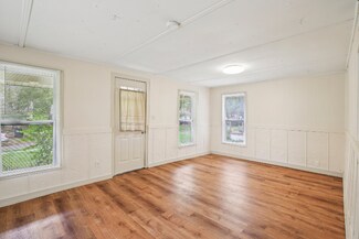 Building Photo - 726 S Oak St