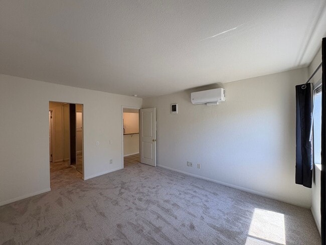Building Photo - SD: Comfortable 2BD/2BA Condo in Golden Hill with A/C, Reserved Parking & In-Unit Laundry