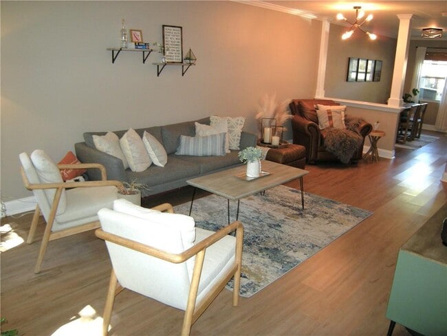 Building Photo - 125 N River Dr