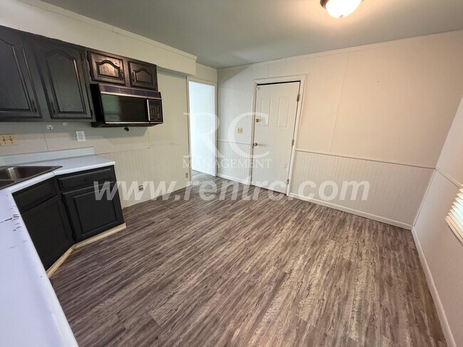Building Photo - 1016 Koehn-