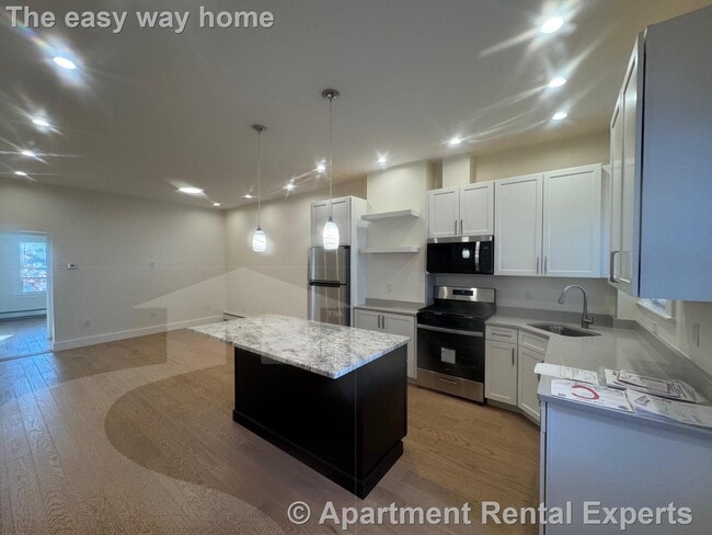 Building Photo - 13 Bristol St