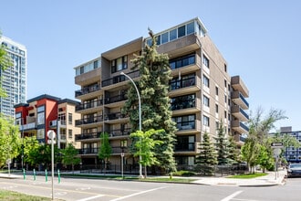 Building Photo - 1033 15 Av SW