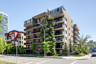 Building Photo - 1033 15 Av SW