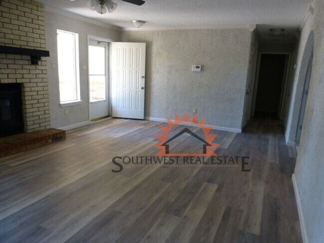 Foto del edificio - Nicely updated brick home.