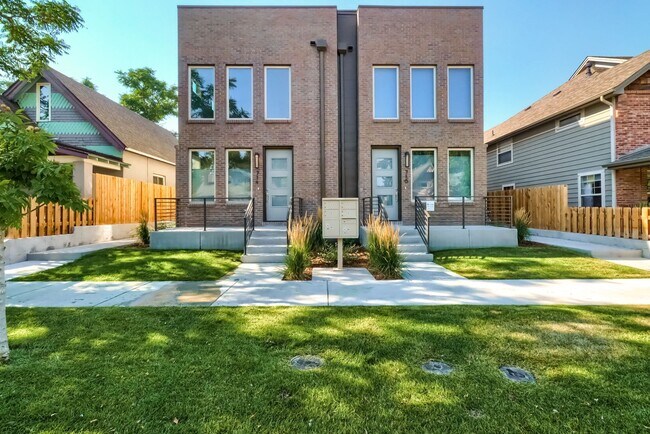 Building Photo - 3 bedroom Townhome + 2 Large Flex Spaces &...