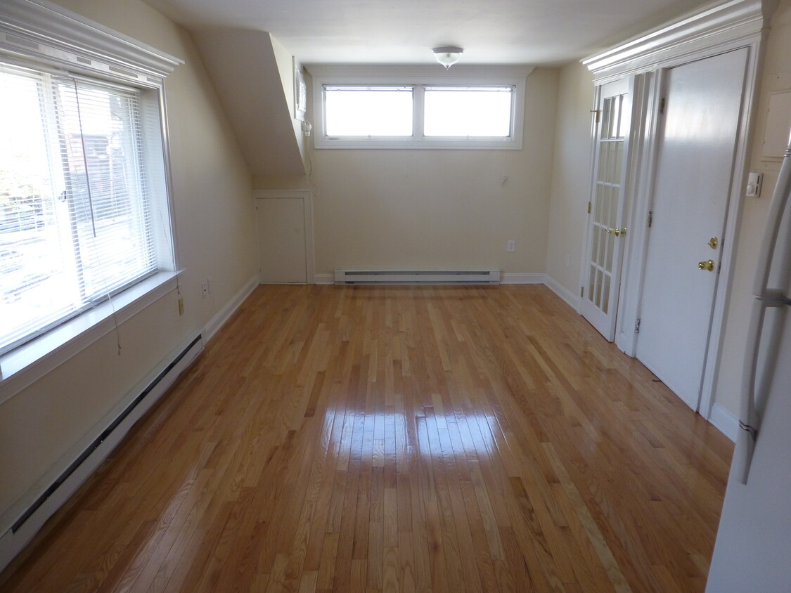 Primary Photo - 52 Whitney Ave
