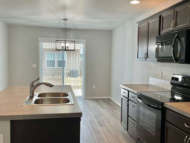Foto del edificio - Beautiful brand new 3 bed/2.5 bath home in...