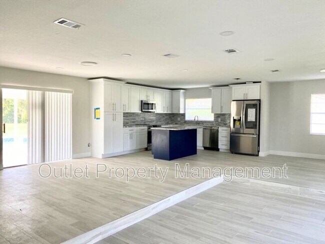 Building Photo - 585 Queens Mirror Cir