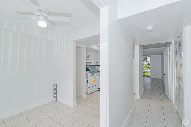 2BR, 2BA - 1,000SF - Hawaiian Palms