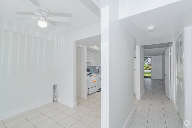 2BR, 2BA - 1,000SF - Hawaiian Palms