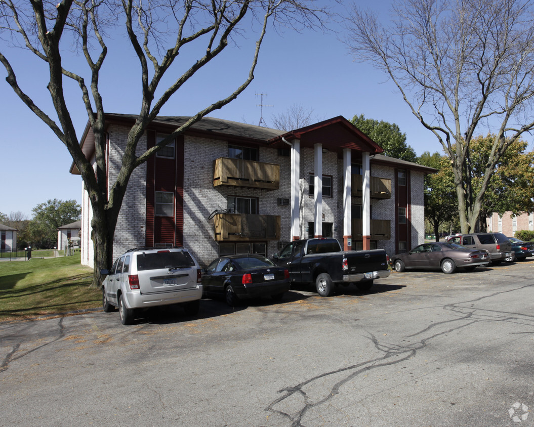 Building Photo - Crest Manor