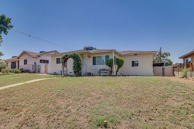 Building Photo - Newly Remodeled East Side Home!