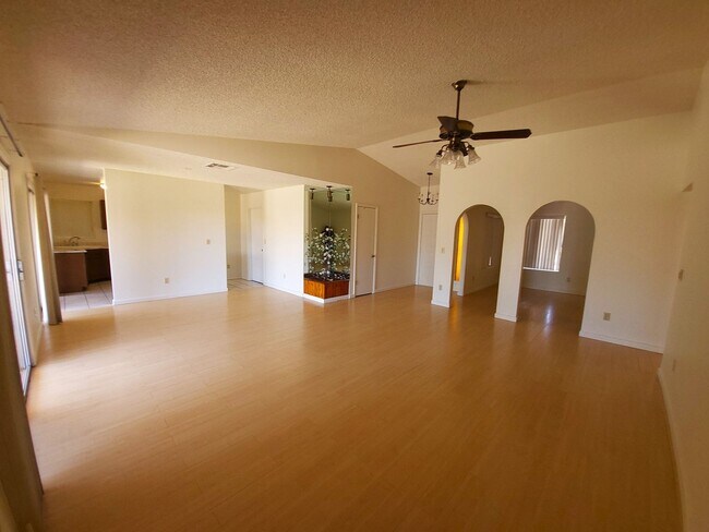 Building Photo - NICE FAMILY HOME IN AHWATUKEE READY TO RENT!