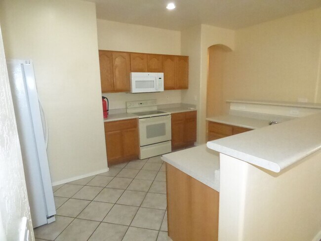 Building Photo - Location! Location! Location! 4 bedroom ha...
