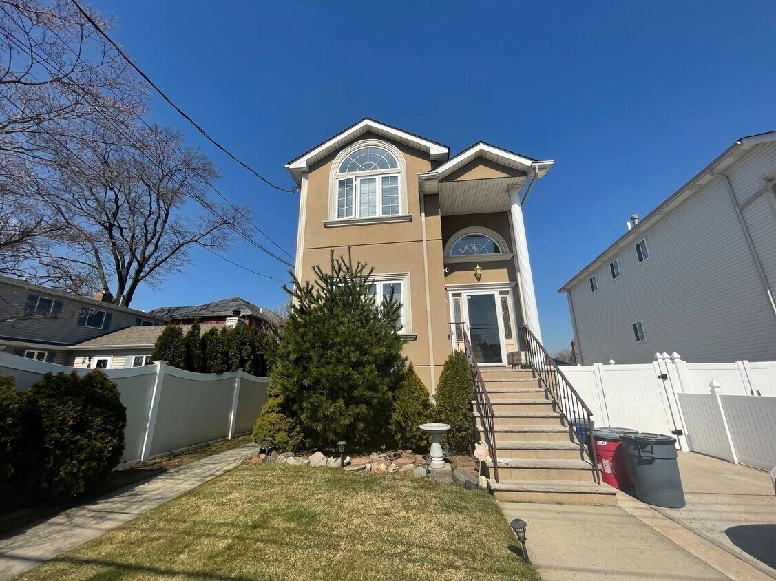Primary Photo - 147 Kirshon Ave