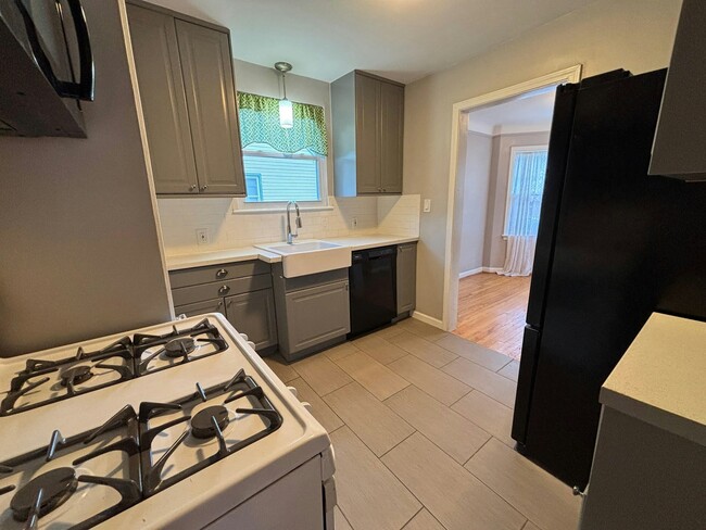 Building Photo - 581 Flowerdale St