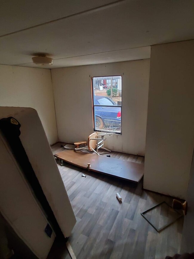 Building Photo - 415 Diamond Ln