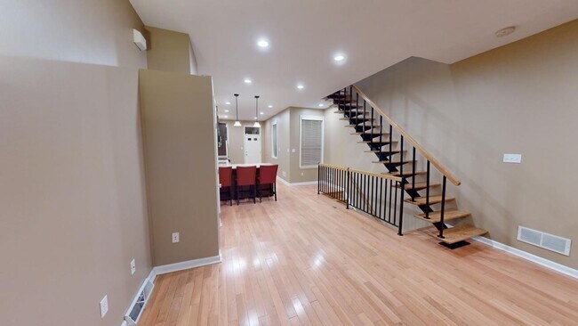 Comedor con armario para abrigos (los colores de pintura se están actualizando a Shoji White) - 5827 Pierce St