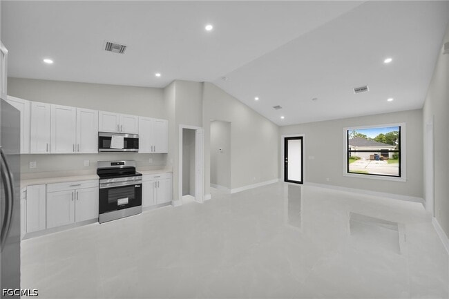 Building Photo - 462 Lampion Ave S