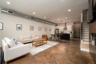 Building Photo - 750 Meda St