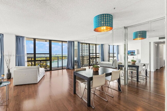Foto del edificio - 600 NE 36th St