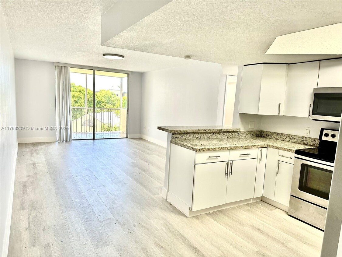 Foto principal - 8373 Lake Dr