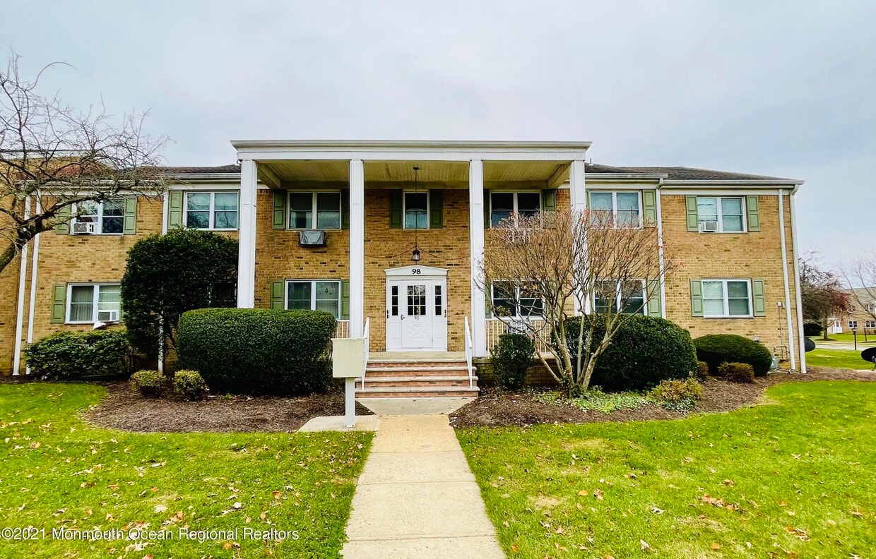 98 Stonehurst Blvd Unit H, Freehold Township, NJ 07728 Condo for Rent