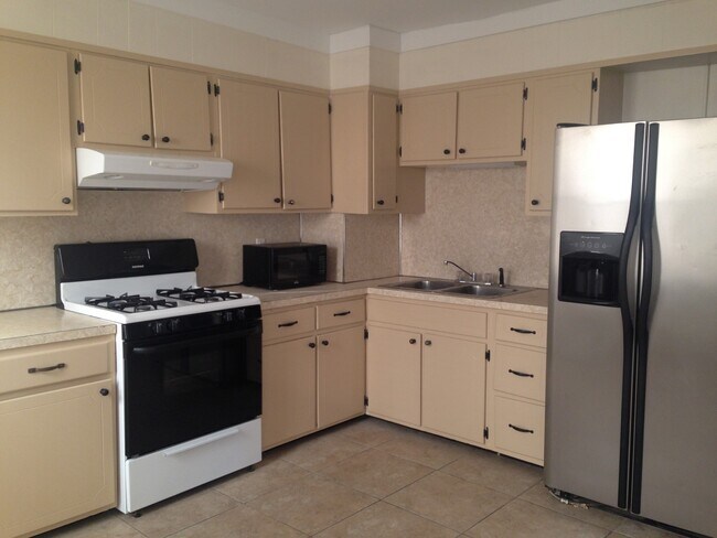 Foto del edificio - Great Home! Spacious and Updated! Wood Flooring! New Window! Eat-in-Kitchen! Yard!