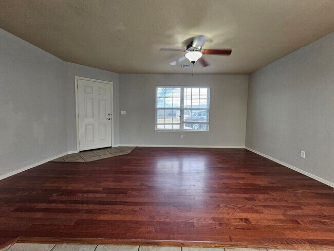 Building Photo - Quaint 3BR/2BA home close to UofA with large fenced yard! Low maintenance vinyl plank flooring!