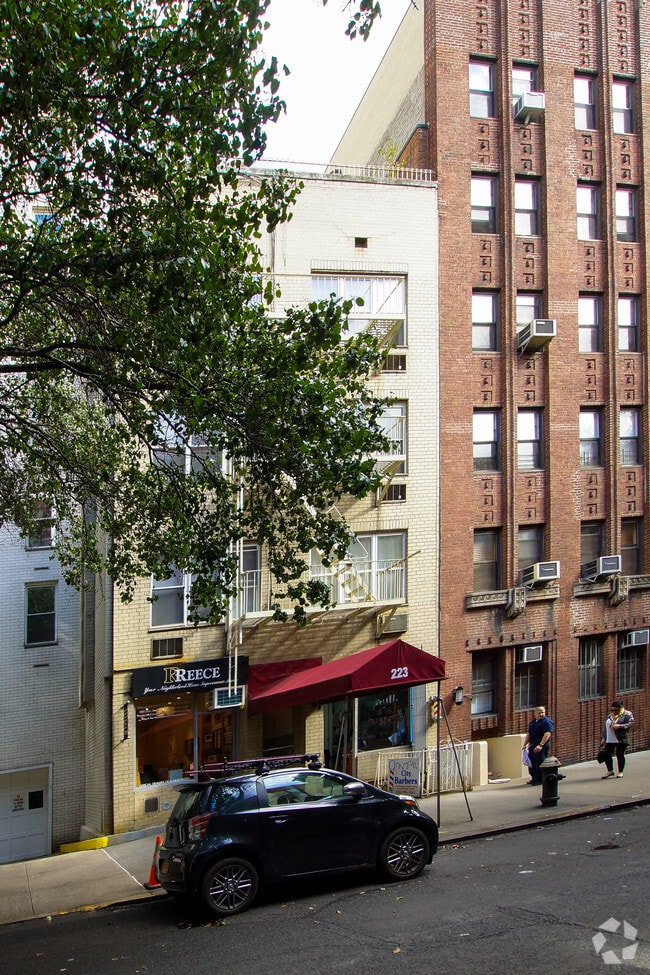 Building Photo - 332 E 74th St
