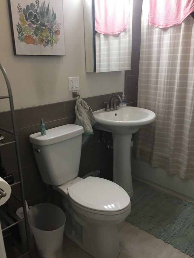 bathroom - 1307 North Artesian Avenue, Unit 2
