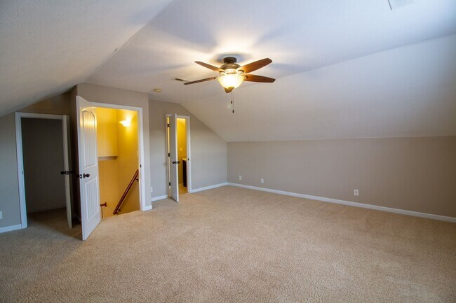 Foto del edificio - Fresh and Clean 3/2 with BONUS room and fenced yard.  Go.