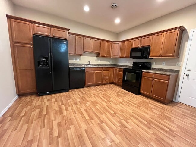Building Photo - 2 Bedroom Twinhome For Rent in Lennox, SD!!