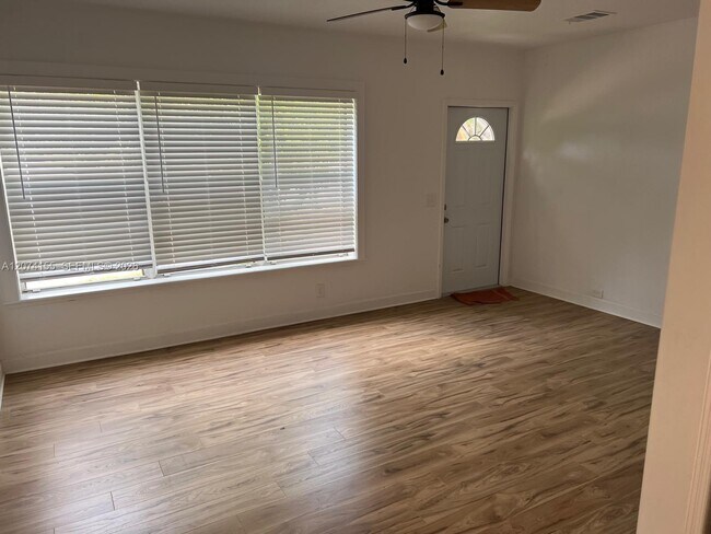 Foto del edificio - 6117 SW 18th St