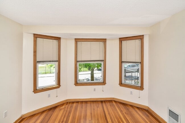 Building Photo - 77 Swan St