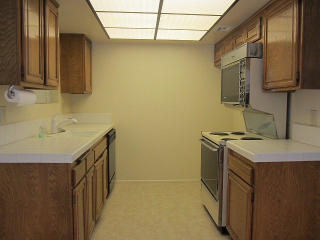 Foto del edificio - Gated 2+1.5 w/pool+spa, basketball crt, cl...
