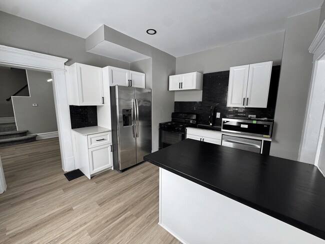 Building Photo - 328 Wyandotte Ave