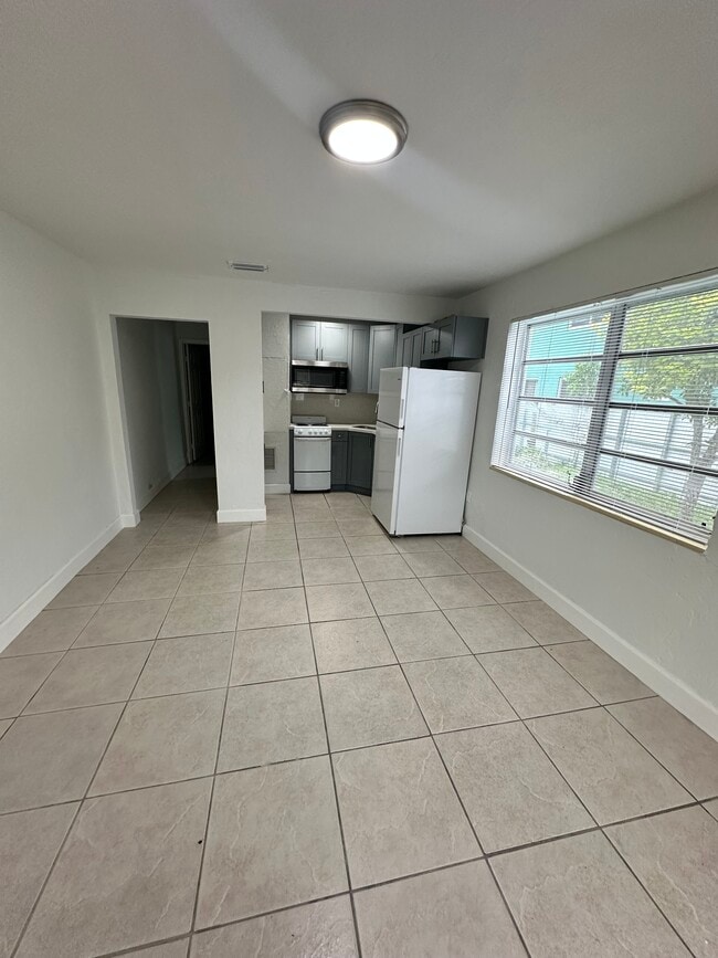 Building Photo - 2550 SW 9th St