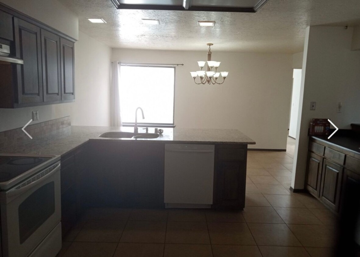 Foto principal - Cozy 2Bdr 2 Bath condo near sandia high sc...