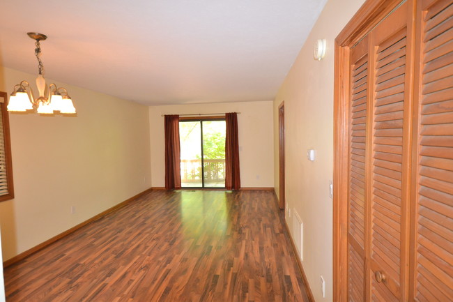 Building Photo - Willow Bend-Ground floor Condo.