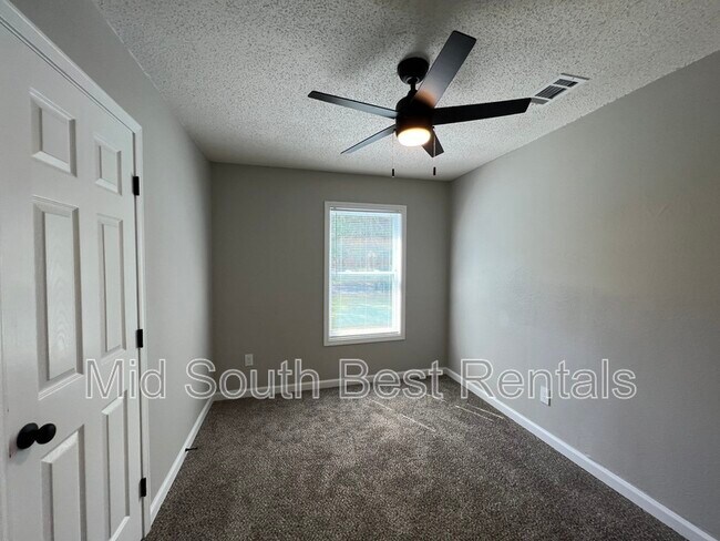 Foto del edificio - 4976 Vickie Dr