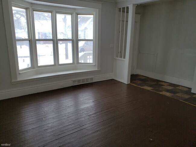 Building Photo - 2 br, 1 bath  - 119 Sutton St SW Upper unit