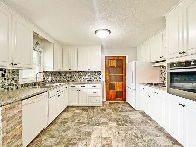 Foto del edificio - Spacious Redone Rambler with Huge 1/2 Acre Yard, Deck, Patio, Primary Suite, 3-BRs on Main Level ...